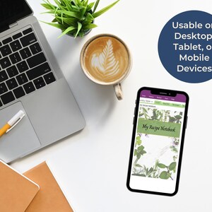 Peut inclure: Une application de carnet de recettes num&eacute;rique sur l'&eacute;cran d'un smartphone. L'application est ouverte sur une page intitul&eacute;e "My Recipe Notebook" avec une image de fond d'herbes et de fleurs. Le texte "Usable on Desktop, Tablet, or Mobile Devices" est dans un cercle bleu sur fond blanc.