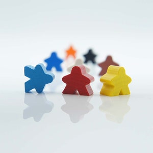 Meeple-Standard+ 17x17x10mm [26 Farben] Token aus Holz für Brettspiele