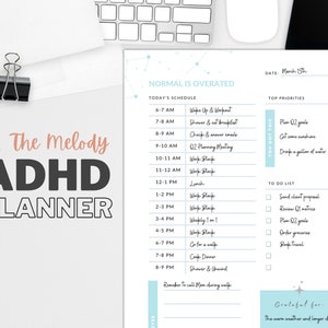 Może przedstawiać: Biały planer ADHD zatytułowany "The Melody ADHD Planner" z codziennym harmonogramem, najważniejszymi priorytetami i listą rzeczy do zrobienia. Planer zawiera tekst "Normal is Overrated" i jest datowany na 15 marca. Widoczne są dwa czarne klipsy.