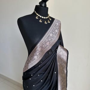Schwarz und champagner gold katan semi seide Hochzeit Saree mit zari buta design. Atemberaubender weicher und eleganter Sari für Braut- und festliche Anlässe