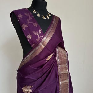 Sari in semi-seta viola: bordo in pavone dorato Zari, camicetta floreale