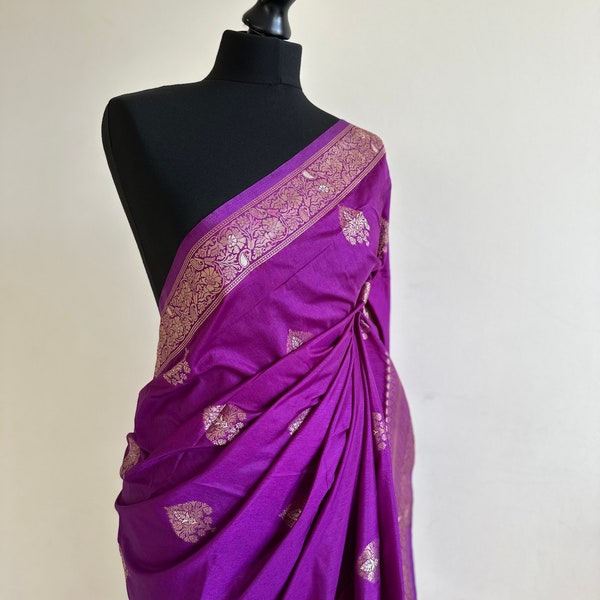 Magentafarbener Kunstseiden-Sari mit Gold- und Silbermotiven. Moderner und traditioneller Seidensari, wunderschöne Farbe und Design. Designer-Sari