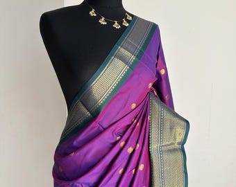 Sari in semiseta viola e verde: bordo in zari dorato, blusa non cucita