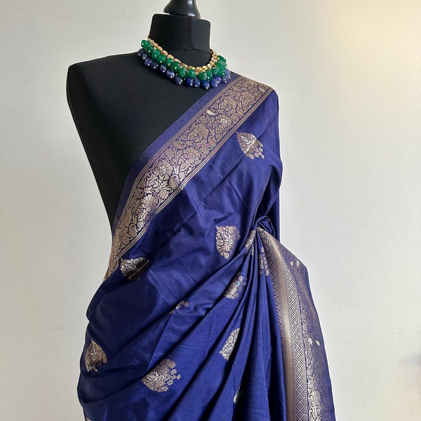 Sari bleu marine en soie artistique avec motifs dorés et argentés. Sari en soie moderne et traditionnel dans une belle couleur et un beau design. Sari de créateur