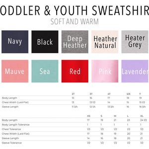 Puede incluir: Un gr&aacute;fico que muestra las opciones de color y las medidas de talla para sudaderas para ni&ntilde;os peque&ntilde;os y j&oacute;venes. Los colores son azul marino, negro, gris jaspeado oscuro, gris jaspeado natural, gris jaspeado claro, malva, azul marino, rojo, rosa y lavanda. Las tallas son 2T, 3T, 4T, 5/6, 7, XS, S, M, L y XL.