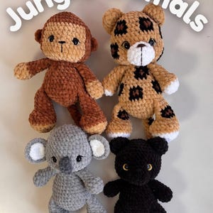 Puede incluir: Cuatro peluches de ganchillo con el texto Jungle animals. El conjunto incluye un mono marrón, un leopardo beige con manchas marrón oscuro, un koala gris con orejas blancas y una pantera negra. Cada juguete tiene ojos de seguridad oscuros.