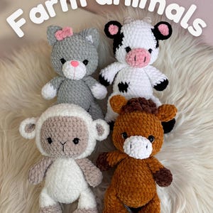 Puede incluir: Cuatro juguetes de ganchillo de peluche etiquetados como Farm animals, incluyendo un gato gris con un lazo rosa, una vaca blanca y negra, una oveja blanca y beige, y un caballo marrón. Cada animal de peluche tiene textura suave y ojos negros.
