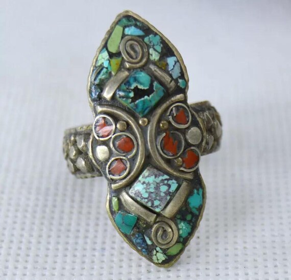 Bague Argent Sertie De Corail Rouge 10x8mm – Style Vintage Ethnique Tibétain – Taille 56 – Occasion