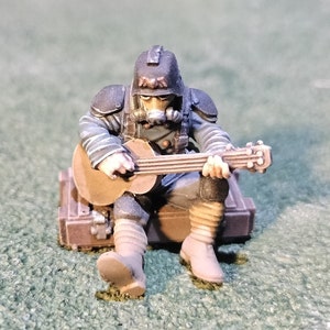 Grim Guard Gitarre spielend