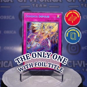 Puede incluir: Una carta de Yu-Gi-Oh! titulada "Dominus Impulse" con un borde rosa e ilustraciones holográficas. La carta se muestra en un soporte transparente, con el texto "THE ONLY ONE WITH FOIL TITLE". Se ven dos pegatinas circulares.