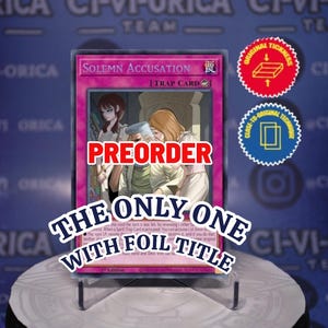 Könnte beinhalten: Eine Sammelkarte mit rosa Rand und dem Text "Solemn Accusation" und "Trap Card". Die Karte zeigt eine Illustration von drei Figuren. Der Text "PREORDER" wird angezeigt. Der Text "THE ONLY ONE WITH FOIL TITLE" ist ebenfalls sichtbar.