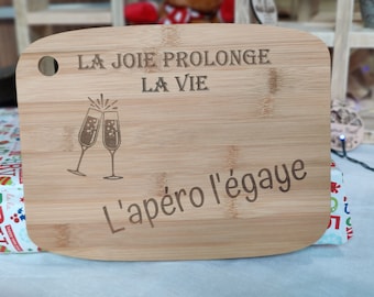 Planche à découper "la joie prolonge la vie, l'apéro l'égaye"