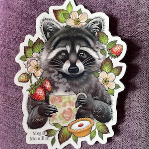 Mignon Raton Laveur / Trash Panda buvant du thé autocollant brillant