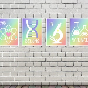 Peut inclure: Quatre affiches encadrées sur le thème de la science, avec un fond dégradé arc-en-ciel pastel. Les affiches présentent des illustrations blanches d'un atome, d'ADN, d'un microscope et de béchers, avec les phrases "YOU", "BELONG", "IN" et "SCIENCE".