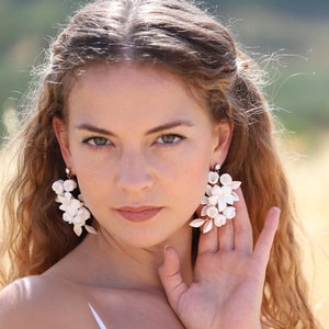Zarte Porzellan Blume Hochzeit Ohrringe, Rose Gold Statement Braut Ohrringe, Boho Hochzeit Ohrringe, Blatt Ohrringe, Geschenk für sie,