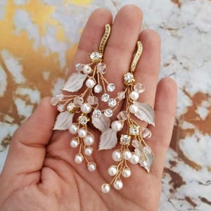 Boho Braut Ohrringe Gold Lorbeerblatt Kronleuchter | Perle Statement Hochzeitsschmuck | Handgefertigte Boho Ohrringe für Braut und Brautjungfern