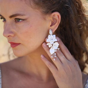 Свадебные серьги с фарфоровыми цветами, длинные свадебные серьги в стиле бохо, цветочные украшения, серебряные свадебные украшения, эффектные серьги для невесты