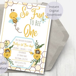 以下が含まれることがあります： 蜂をテーマにした1歳の誕生日パーティーの編集可能な招待状。招待状には、かわいい漫画の蜂、ハニカムパターン、そして「So Fun To Bee One」というテキストが書かれています。