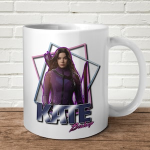Taza homenaje a Kate Bishop. Regalo divertido. Cumpleaños. Superhéroe cinematográfico. Flecha. Ojo de Halcón.