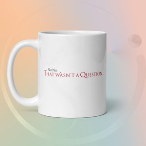 Puede incluir: Taza de cerámica blanca con una inscripción roja que dice "No No. THAT WASN'T A QUESTION."