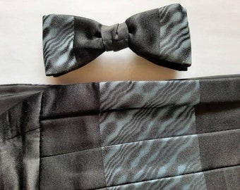 Vintage zijden vlinderdas en cummerbund set, zwart met blauw patroon