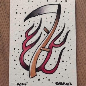 Tarjeta ACEO de Guadaña de Tatuaje Flash – Miniarte pintado a mano con llamas – Obra original de un artista del tatuaje – Regalo de arte oscuro – Coleccionable Flash