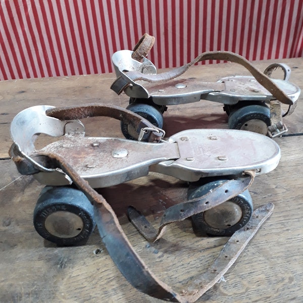 Ancienne paire de patins à roulettes  en métal modèle AS "Paris Vitesse"  - Vintage