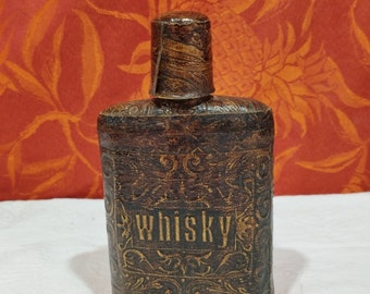 Frasco de whisky antiguo recubierto de piel sintética repujada