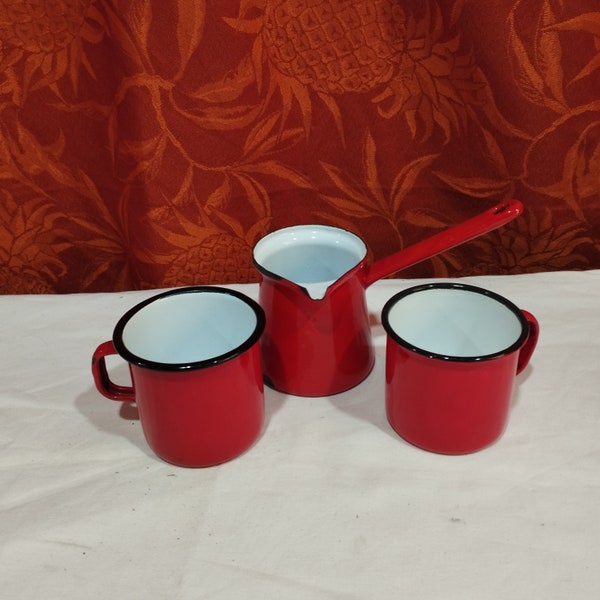 Vintage : Cafetière turque avec ses deux tasses en tôle émaillée rouge