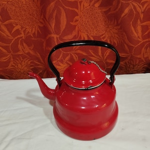Vintage: kettle in red enamelled sheet metal - teapot