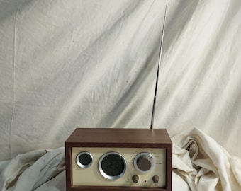 alter kleiner Wecker im Retro-Stil zeigt Uhrzeit, Datum und Temperatur an