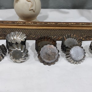 Large batch of old mignardises moulds: tartlets, flans, brioche, etc. Vintage - in tinplate 43 pieces