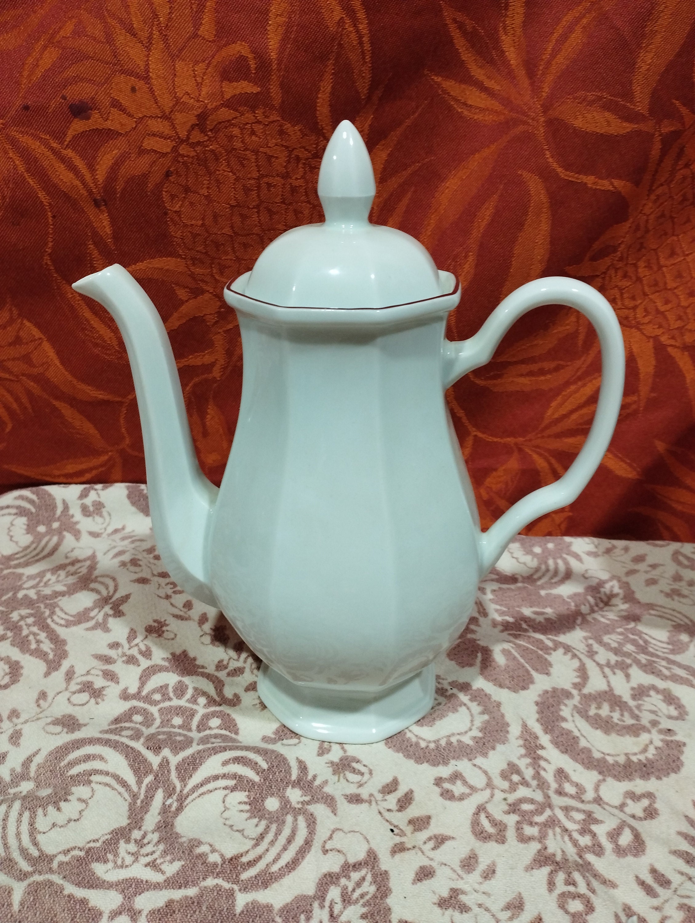 Grande théière en porcelaine blanche française ancienne