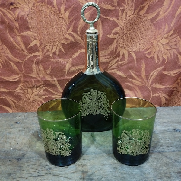 ensemble anglais service à whisky  en verre vert et dorure avec blason et devise