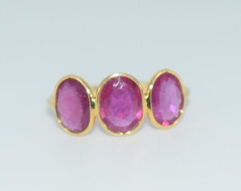 Natürliche Oval Form Rubin Drei Stein Ring aus 18k Massivgold für Frauen Soliatire Burma Rubin Ring Handgemachter Ring Juli Birthstone