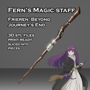 Op de afbeelding: Een bruine magische staf met zilveren details. De afbeelding toont de tekst "Fern's Magic Staff" en "Frieren: Beyond Journey's End". De staf is een 3D STL-bestand, printklaar en in stukken verdeeld.