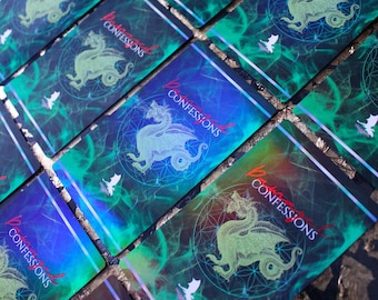 Könnte beinhalten: Nahaufnahme eines Kartenspiels mit holografischem Finish. Die Karten zeigen ein grünes und blaues Design mit einem Drachen und dem Text "Betrayal Confessions".