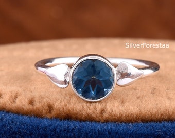 Anillo de topacio azul natural, anillo hecho a mano, anillo de plata 925, anillo de piedra de nacimiento, anillo de mujer, anillo delicado, joyería de topacio azul, anillo de declaración.
