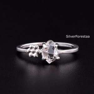 Anello fiore con diamante grezzo, anello con diamante Herkimer, anello in argento sterling, anello Herkimer, gioielli Herkimer grezzi, gioielli delicati, anelli impilabili.