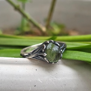 Natural Moldavite Sterling Silver Ring: Leaf Design Gemstone