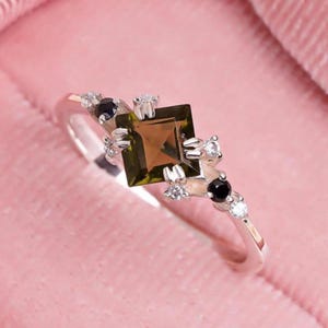 Authentieke ring met moldaviet en zwarte spinel: 925 sterlingzilver