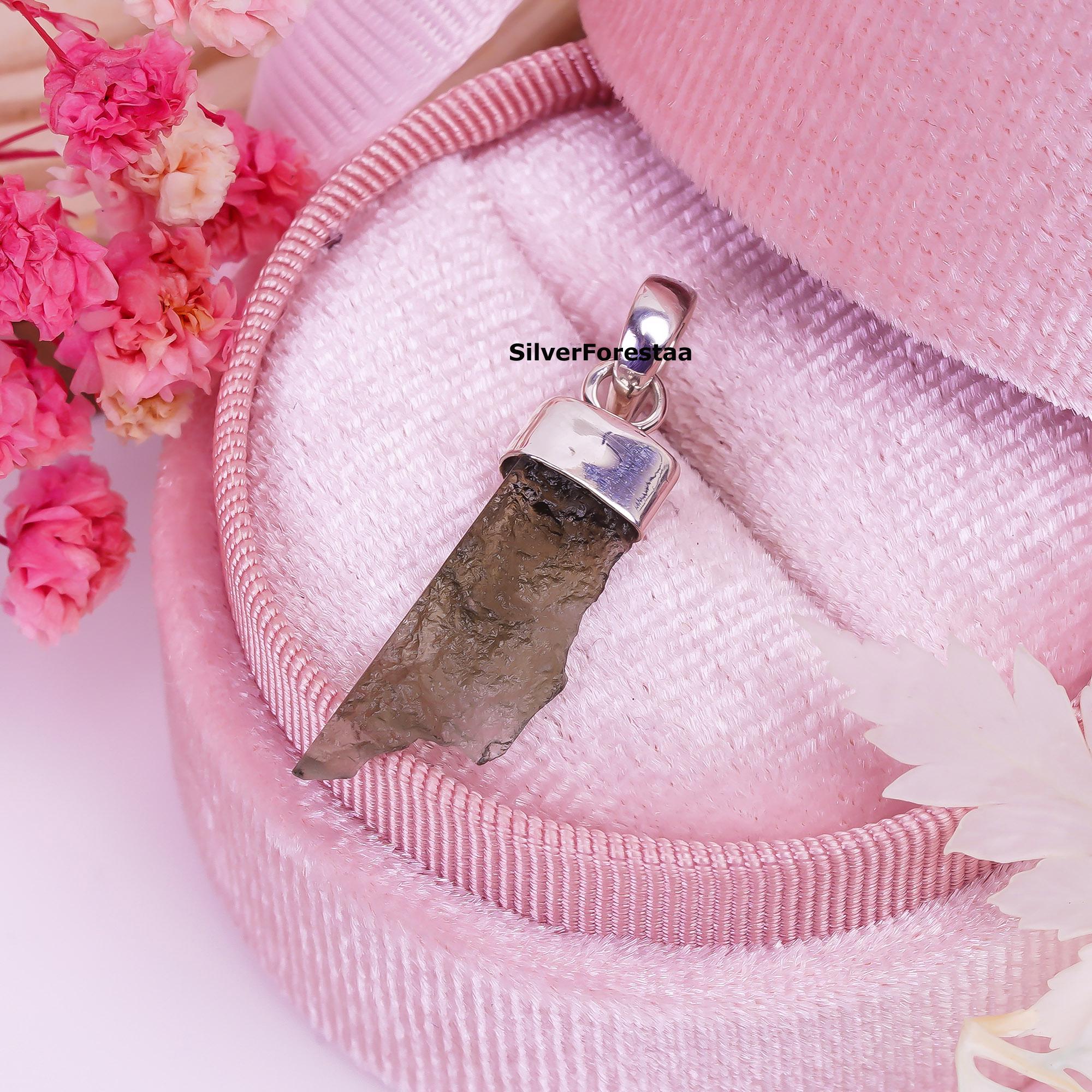 本物のモルダバイト隕石ペンダント：925スターリングシルバー