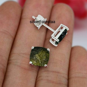 Pendientes de semental MOLDAVITE CRUDO*Tortes de oreja de moldavita*Pendientes de semental de piedra preciosa de tektita*Pendientes de plata de ley*Tortes de moldavita*Regalo de aniversario.