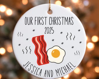 "Personalisierte ""Unser erstes Weihnachten 2025"" Speck und Eier Ornament - Benutzerdefinierte Paar Frühstück Andenken."