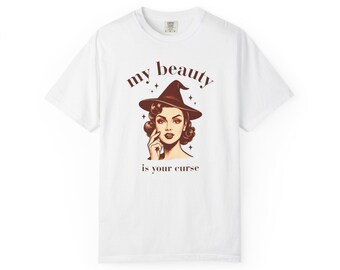 Camiseta vintage de bruja: "Mi belleza es tu maldición". Camiseta retro de Halloween con colores cómodos.