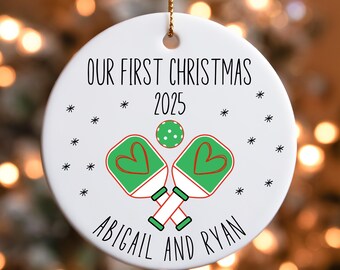 Personlig "Vår första jul 2025" Pickleball-prydnad - Anpassad par-minnessak
