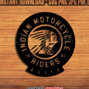 Könnte beinhalten: Schwarz-goldenes Indian Motorcycle Logo mit den Worten "Indian Motorcycle", "1901", "Riders" und "Elite" auf einem Holzgrund.