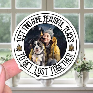 Trouvons de beaux endroits où se perdre ensemble | Sticker Boston Terrier d'automne | Sticker | autocollant | Sticker Boston Terrier | Autocollant en vinyle