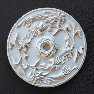 Könnte beinhalten: Weißer runder Deckenmedaillon mit einem komplizierten floralen Design. Das Design zeigt stilisierte Blumen und Blätter in einem kreisförmigen Muster.