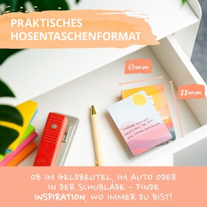 Achtsamkeitskarten von AMARI in einer Schublade – im praktischen Hosentaschenformat 63mmx88mm für Inspiration in jedem Moment.